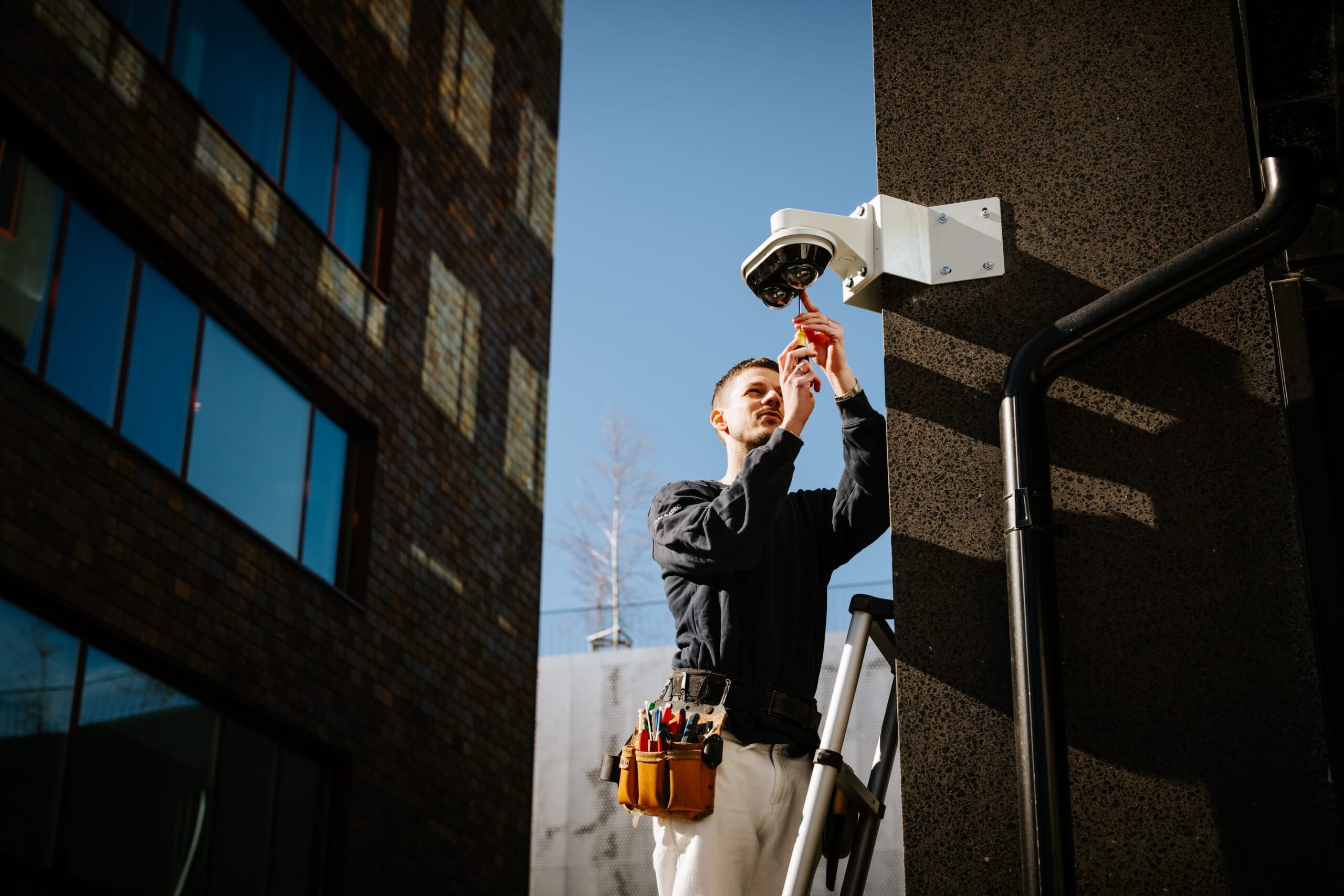 Tekniker installerar kamera